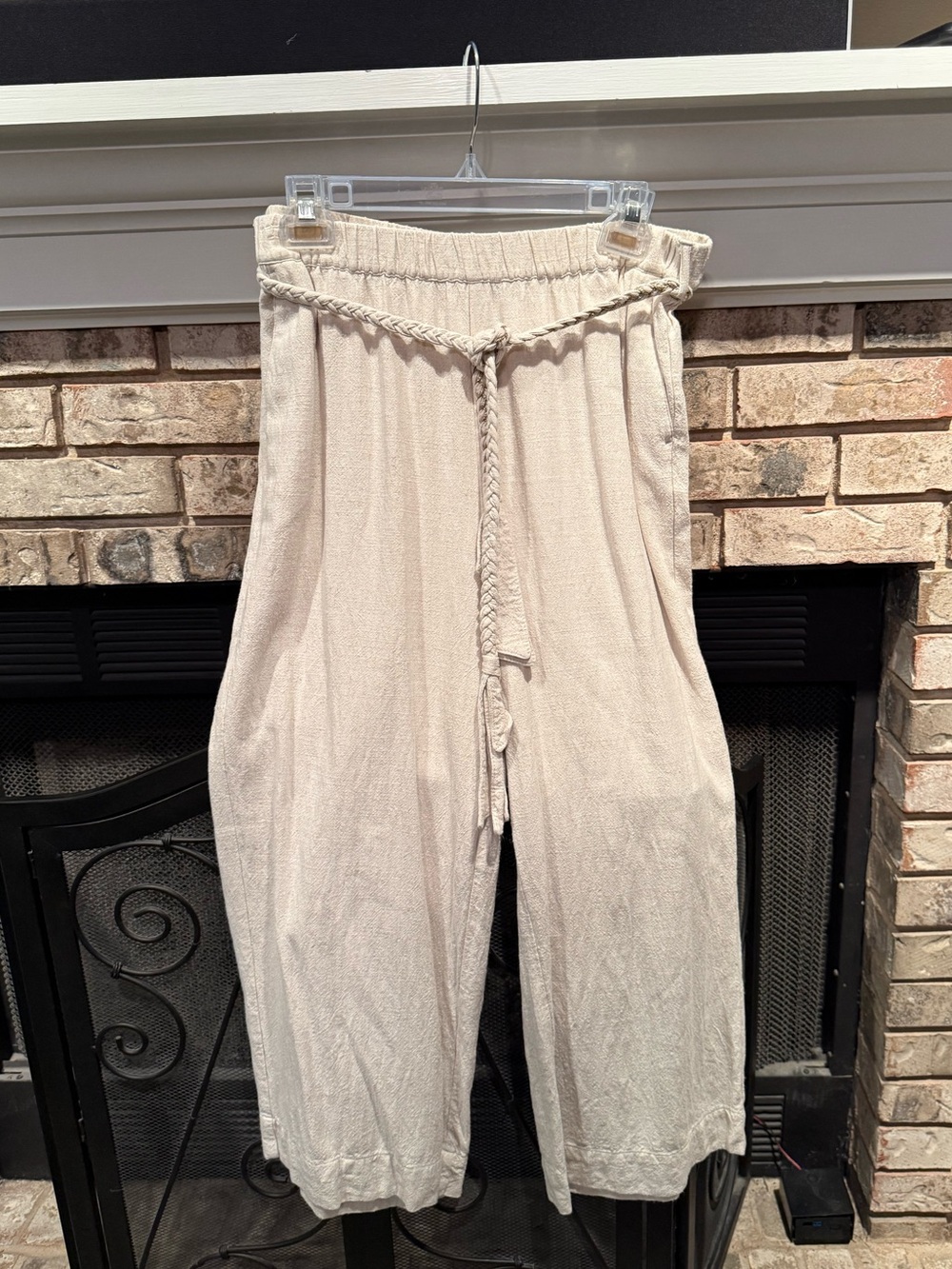 Good Hart linen crop pants, khaki, Size Medium, EUC